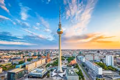 Berliner Fernsehturm über der Innenstadt im Abendlicht