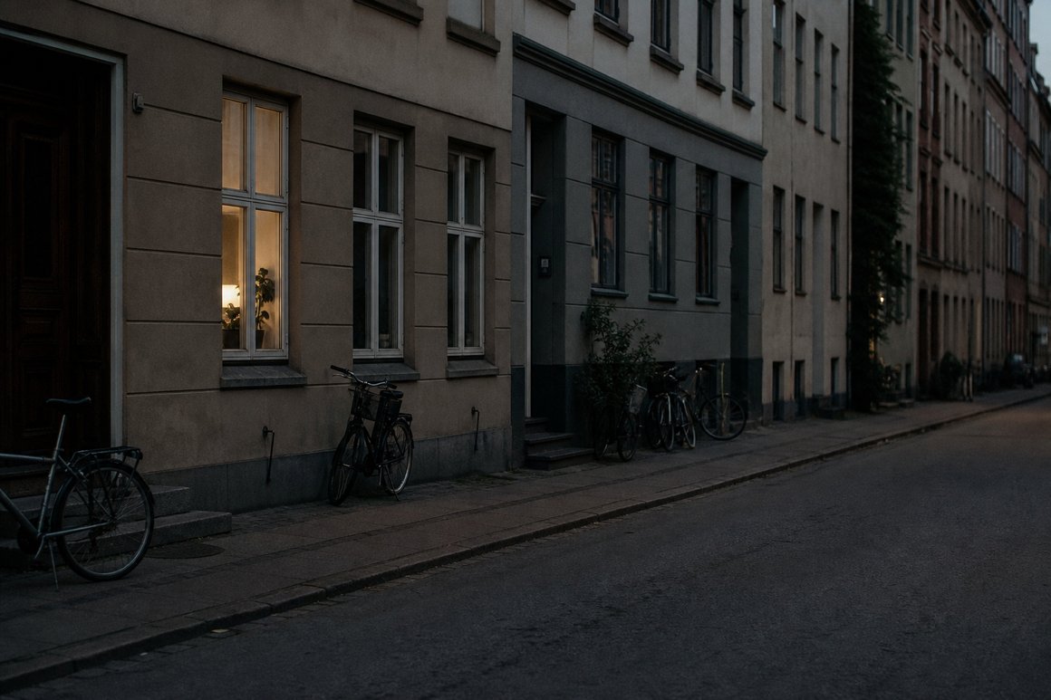 Schmale Wohnstraße mit Altbauten und abgestellten Fahrrädern am frühen Abend